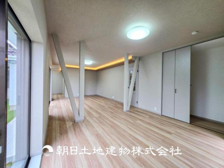 居間 何気なく過ぎる時でさえも上質なひと時となる快適な空間を目指しております。