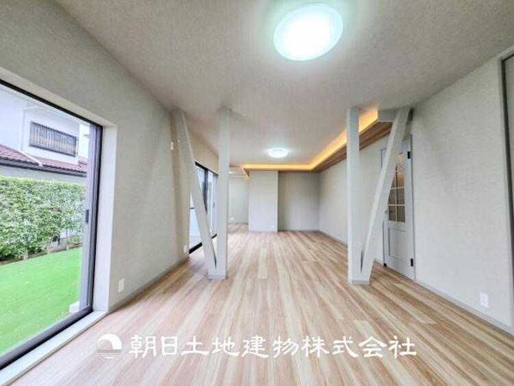 居間 大切なご家族、招いた友人と過ごすひと時を溢れる光が優しく包み込む空間。