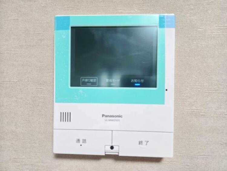 内装 TVモニター付きインターホンは訪問者のお顔を確認出来安心な機能です！