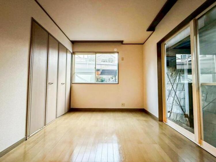 内装 居室はひとり時間を過ごせる安らげるお部屋として活用できます！収納スペースあり！荷物が多くても十分！！ベッドや勉強机、テレビなどを置きたい場合におすすめ！！過ごす時間が長くてもゆったり過ごせそうですね！ 