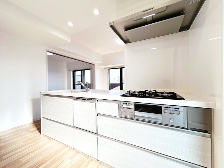 キッチン スマートな意匠と充実の機能を備えたキッチンが、暮らしにおいしい彩りを添えます。