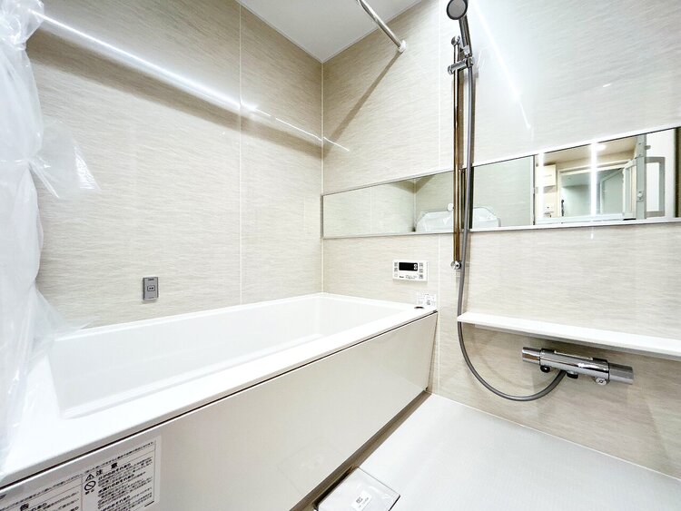 風呂 一日の疲れを癒すバスルームは、心地よいリラックスを叶える清潔感溢れる空間です。