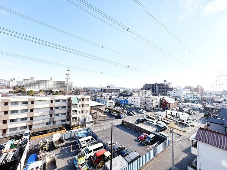 バルコニー 窓を開けると広がる青空。心をリフレッシュして日々を過ごしていきましょう。