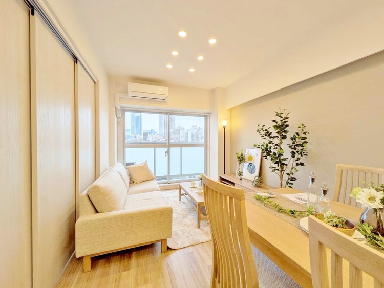 居間 忙しく過ぎゆく日常を置き去るほど、ゆったりした時間が流れるリビング。