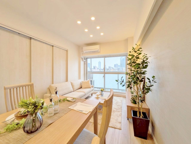 居間 居心地の良い空気感は、暮らしのステージを彩り、心からのやすらぎと満足感を与えてくれます。