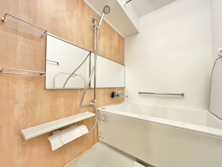 風呂 一日の疲れを癒すバスルームは、心地よいリラックスを叶える清潔感溢れる空間です。