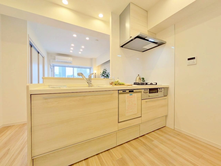 キッチン スマートな意匠と充実の機能を備えたキッチンが、暮らしにおいしい彩りを添えます。