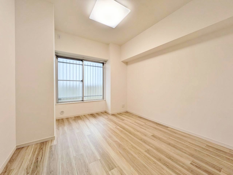 寝室 ベッドも十分に設置するスペースがあります。