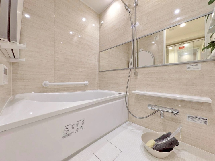 風呂 一日の疲れを癒すバスルームは、心地よいリラックスを叶える清潔感溢れる空間です。