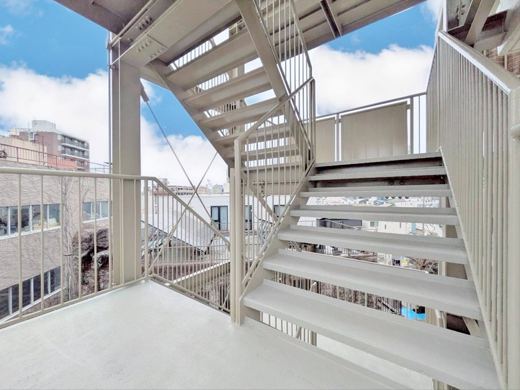 その他 落ち着いた雰囲気の階段。手すりも常設しているので、ゆったりお使いになれます。