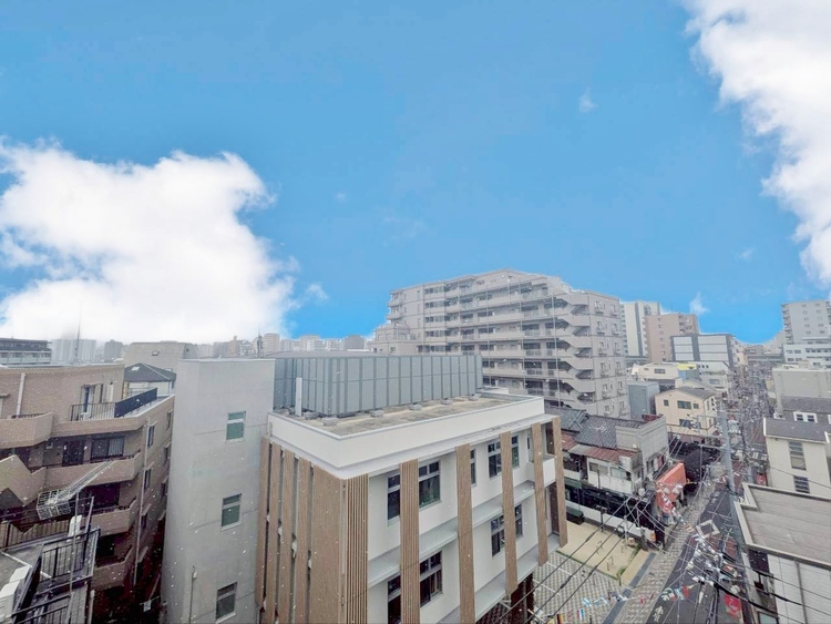 バルコニー 窓を開けると広がる青空。心をリフレッシュして日々を過ごしていきましょう。