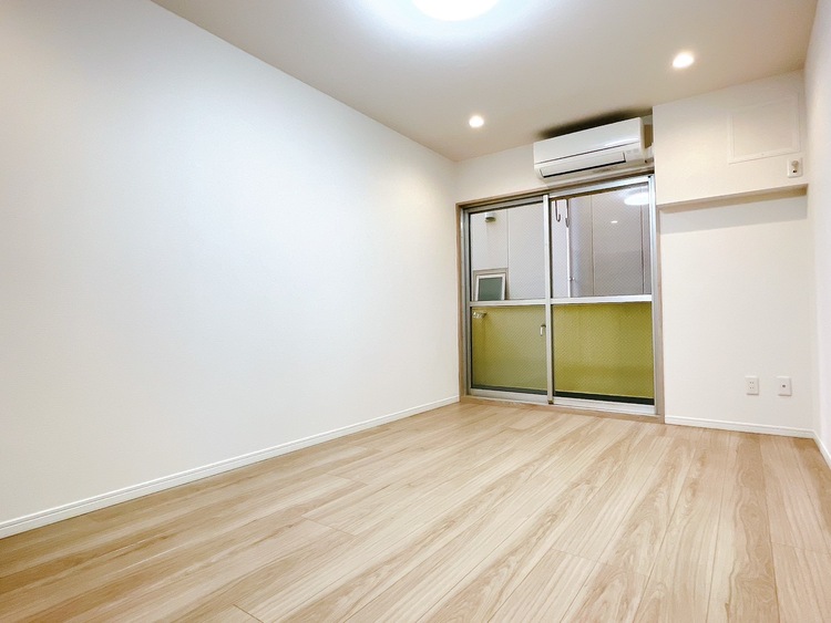 居間 忙しく過ぎゆく日常を置き去るほど、ゆったりした時間が流れるリビング。