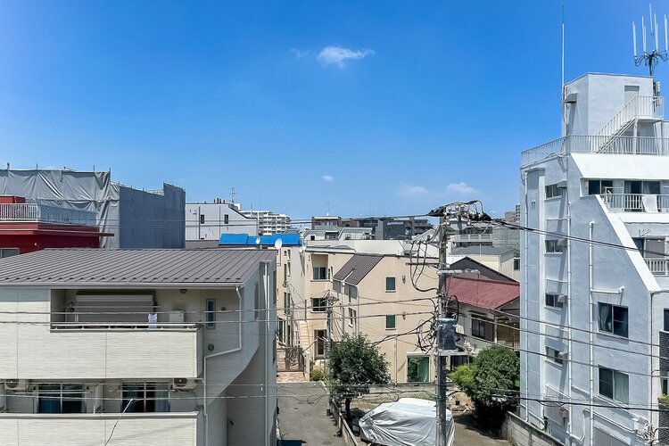 バルコニー 窓を開けると広がる青空。心をリフレッシュして日々を過ごしていきましょう。