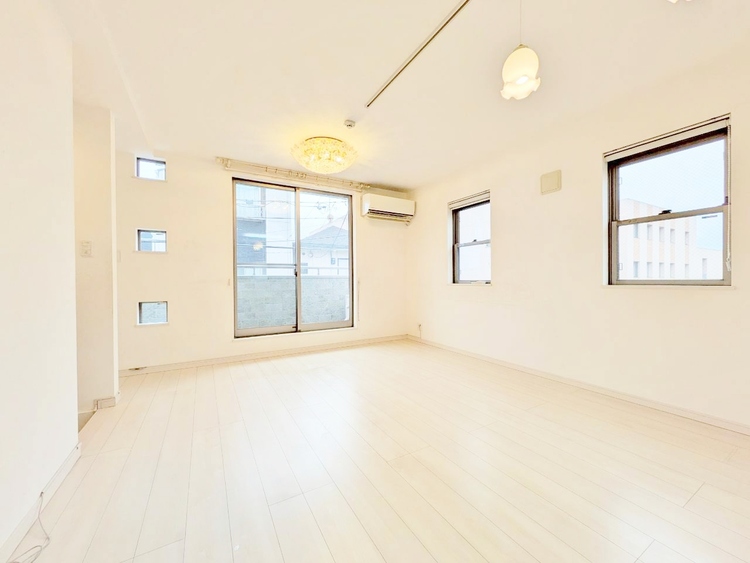 居間 忙しく過ぎゆく日常を置き去るほど、ゆったりした時間が流れるリビング。