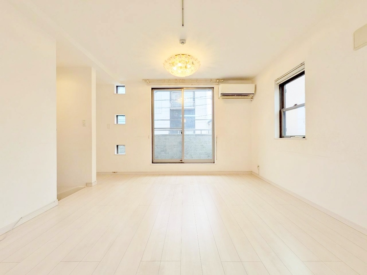 居間 居心地の良い空気感は、暮らしのステージを彩り、心からのやすらぎと満足感を与えてくれます。