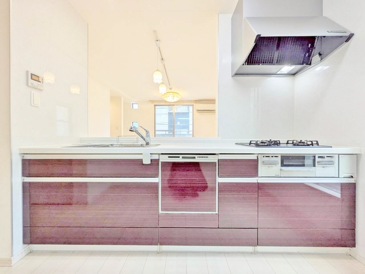 キッチン スマートな意匠と充実の機能を備えたキッチンが、暮らしにおいしい彩りを添えます。