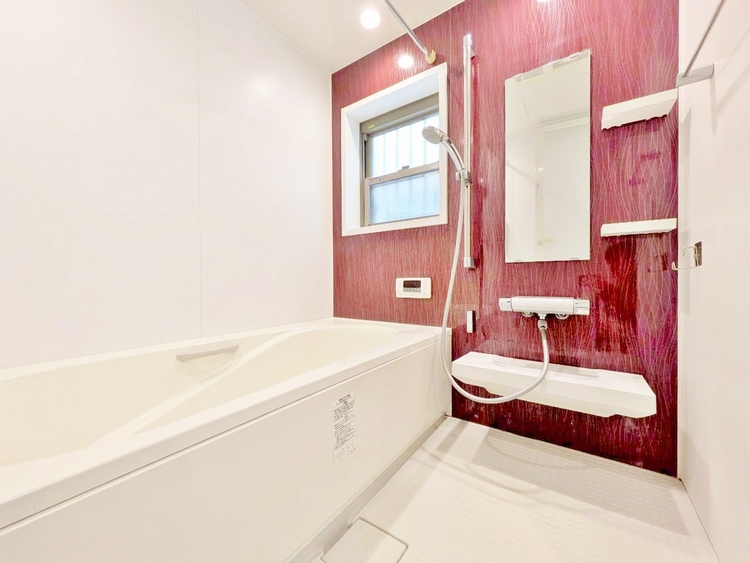 風呂 一日の疲れを癒すバスルームは、心地よいリラックスを叶える清潔感溢れる空間です。