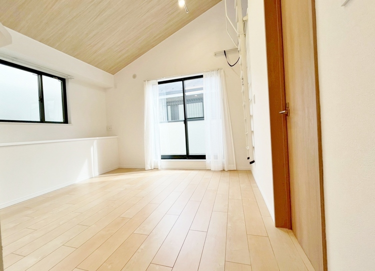 居間 快適に過ごす毎日を求めて、暮らしの中でご自身の「マイホーム」に創り上げてください。