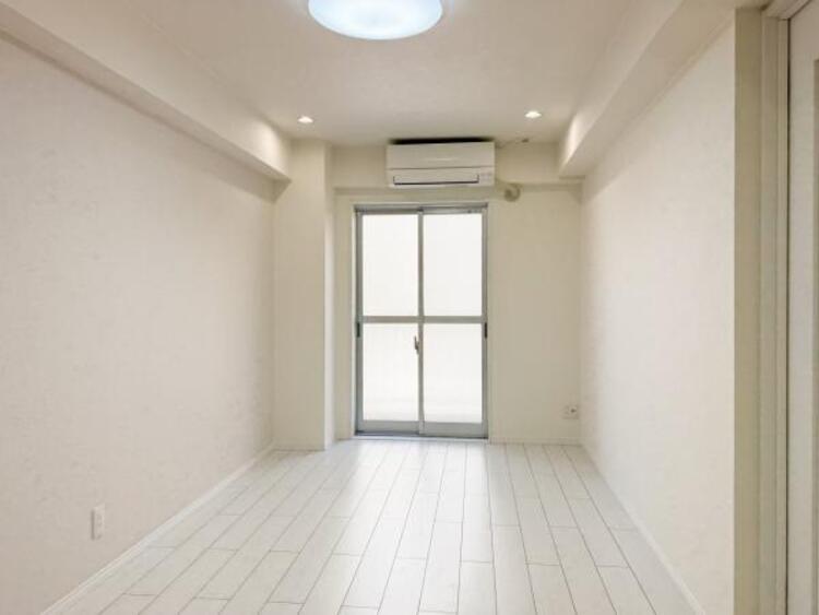 内装 一日の疲れを取る主寝室は大型のベッドも配置が可能です。窓から注がれる光で家族とのコミュニケーションも明るくなりそうです。