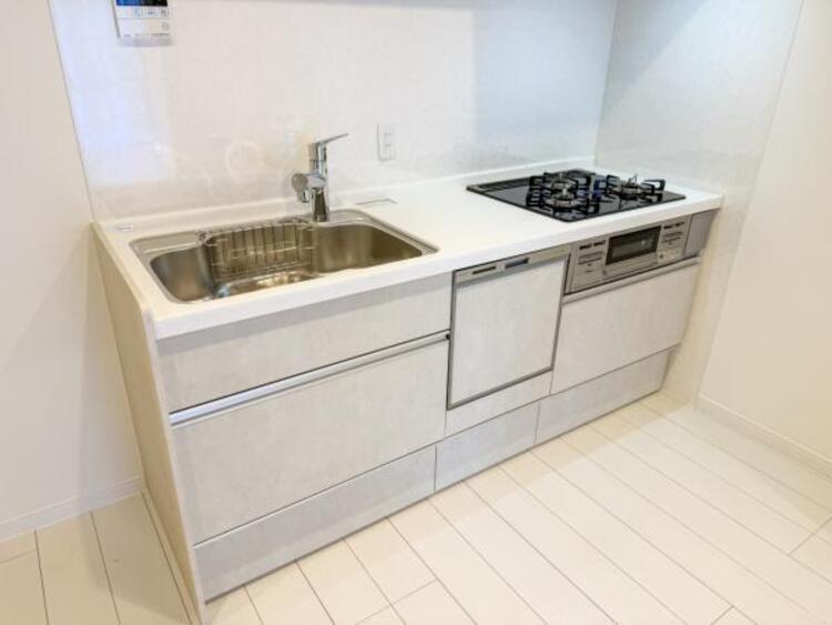 キッチン 広々としたキッチンスペース。食洗機付のキッチンは料理が捗ります。