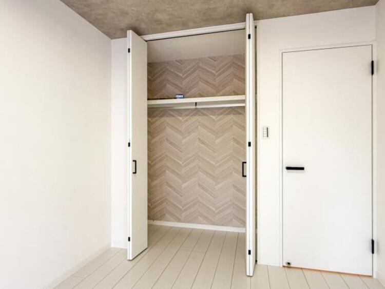 収納 クローゼットは棚やハンガーパイプが付いており、スーツや上着などが収納可能です。