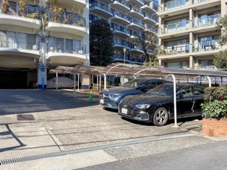 駐車場 敷地内に設けられた駐車スペース。