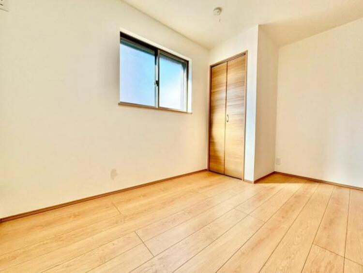 内装 洋室4.5帖　独立性を高めたお部屋。たっぷりの収納も配備しており、片付いた空間を実現できそうです。 