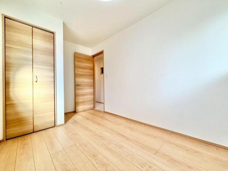 内装 洋室4.5帖　誰もが好みで飾れるシンプルな室内に仕上げてあります。大型の収納もございます。 