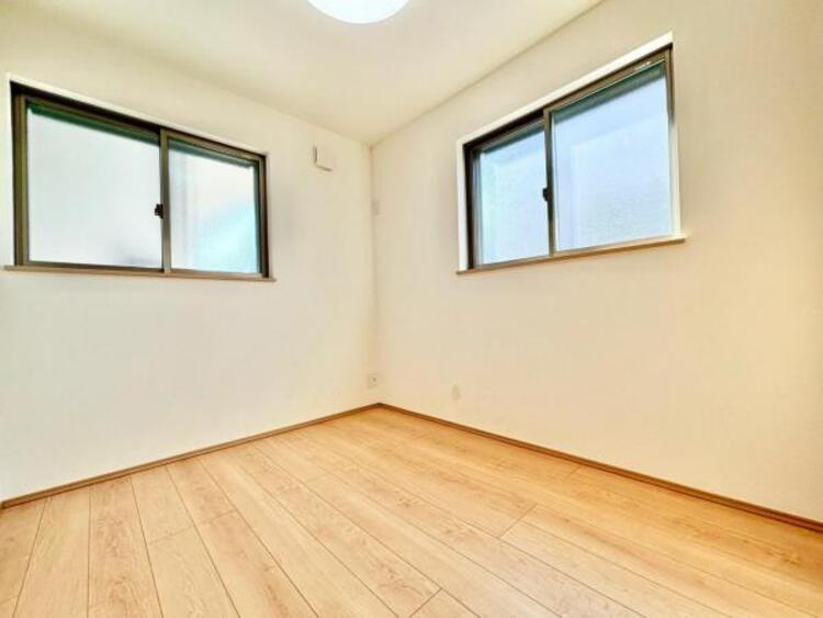 内装 洋室4.5帖　窓からたっぷりと陽光が注がれる明るい空間は家族の成長に対応できる永住仕様の間取り。 