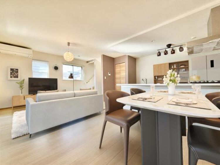 居間 LDK18.5帖（配置してある家具はCGによるイメージです）ソファーやダイニングテーブルを置いてもゆとりのある広々リビングです。ご家族みなさんで寛げる空間をぜひ現地で体感してみてください。