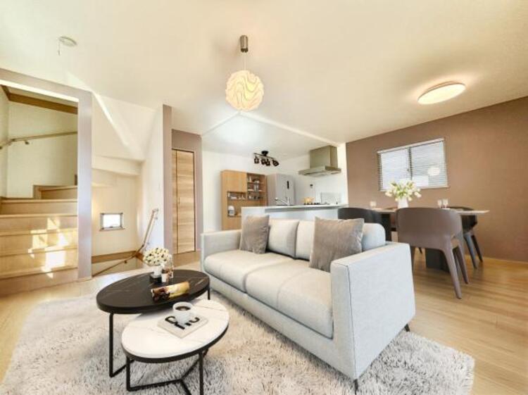 居間 LDK18.5帖（配置してある家具はCGによるイメージです）ゆとりあるキッチンスペースを備えるリビングは家族が1番くつろげる癒しの空間。動線を繋ぐリビングin階段で開放的な室内に挨拶の声が元気に響きます。