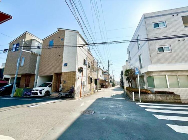 外観 駅から歩くこと22分で辿りつくことが出来る我が家。ゆとりの前面道路と敷地に加え、室内からこぼれる光が美しい外からの眺め。毎日の帰宅時に微笑みと安らぎを与えてくれます。