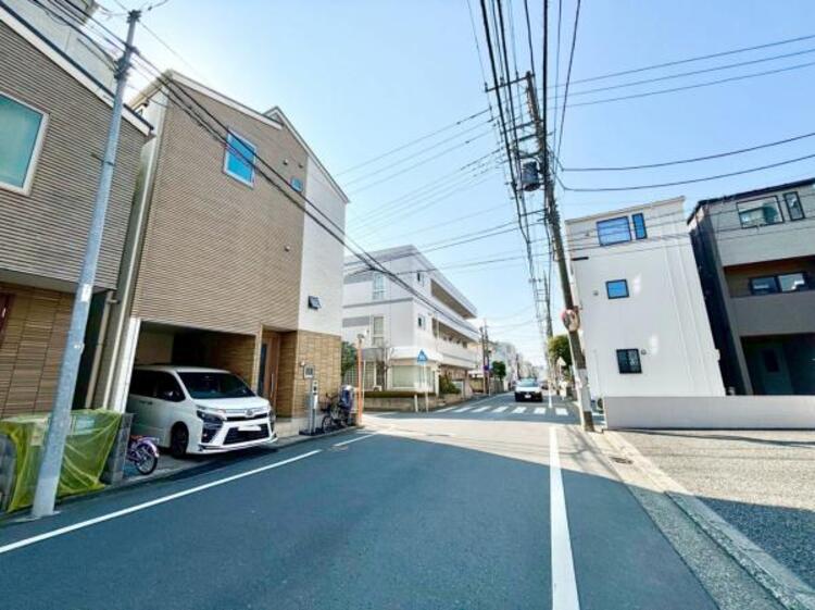 外観 前面道路、北側公道は約7ｍです。毎日のお車の出し入れもストレスなく行えます。