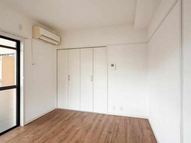 内装 家族個々の安らぎの空間。誰もが好みで飾れるシンプルな室内に仕上げてあります。