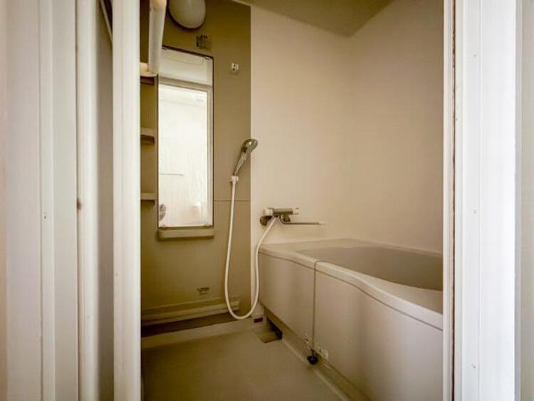 風呂 清潔感のあるバスルームです。