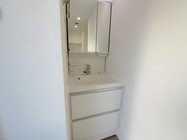 その他 清潔感を感じられる洗面化粧台。