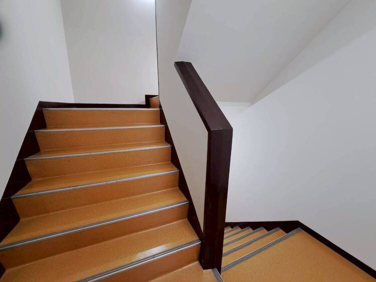 その他 共用部の階段です。明るく清潔に管理されています。