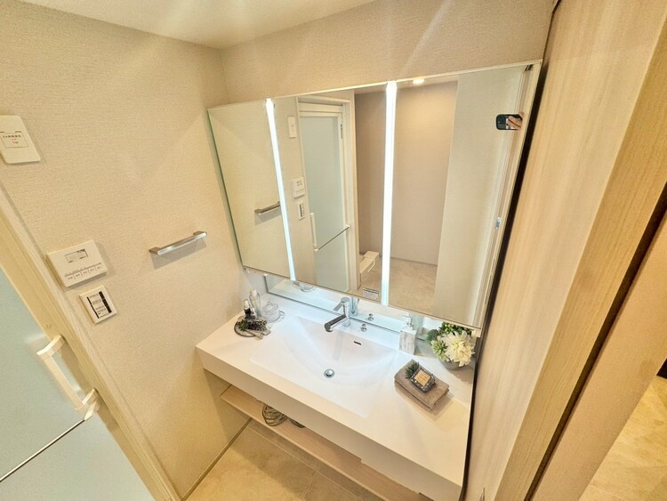 その他 清潔感を感じられる洗面化粧台。