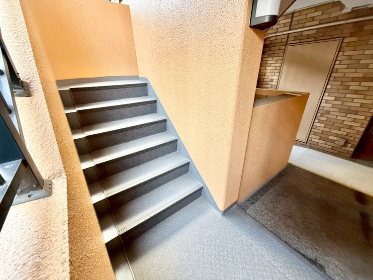 その他 共用部の階段です。明るく清潔に管理されています。