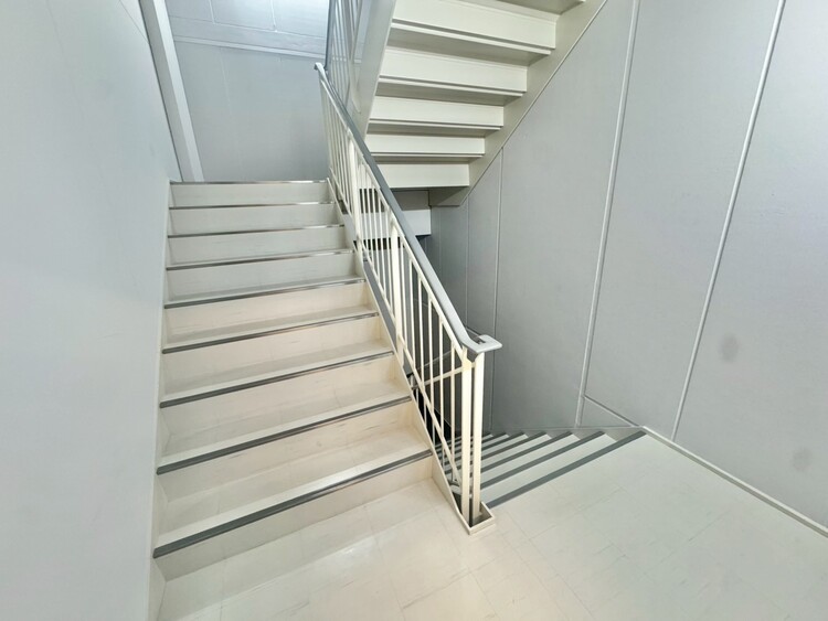 その他 共用部の階段です。明るく清潔に管理されています。