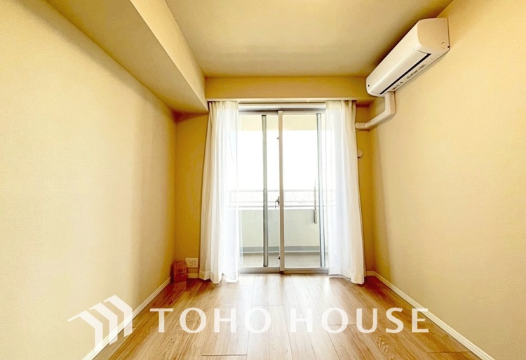 内装 風の通り道。舞い込んでくる風が優しく躍り、室内に爽やかな空気を運んでくる。そこに季節の息吹を感じて、いまがどんな季節なのかを実感する。