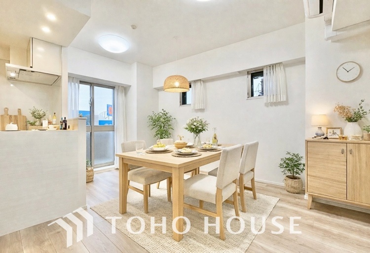 内装 叶えたかったのは落ち着きのあるナチュラルな風合い、そして開放感があるリビング。優雅な気分に浸れる幸せな時間を家族が自然と集まりたくなるこの空間で。