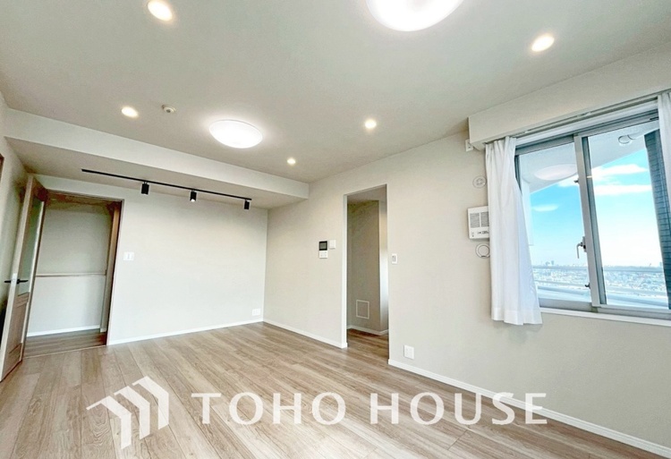 内装 ◆サンサンと◆差し込む太陽の光がこのリビングに笑いをもたらす。ソファの上のクッションがポカポカした暖気にぬくぬくと微睡んでいる。