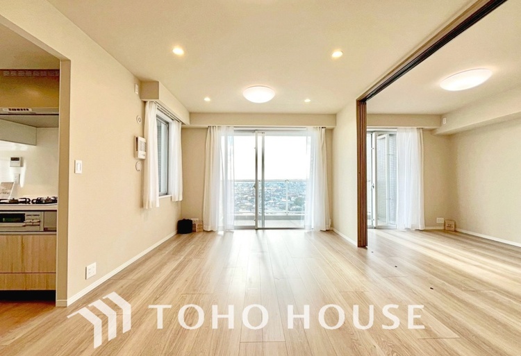 内装 ここはみんなが集い、食事と楽しい会話が始まる場所。話に夢中になりすぎて、ついつい時を忘れ、夜半過ぎになってしまう。そんな束の間の幸せを感じさせてくれます。