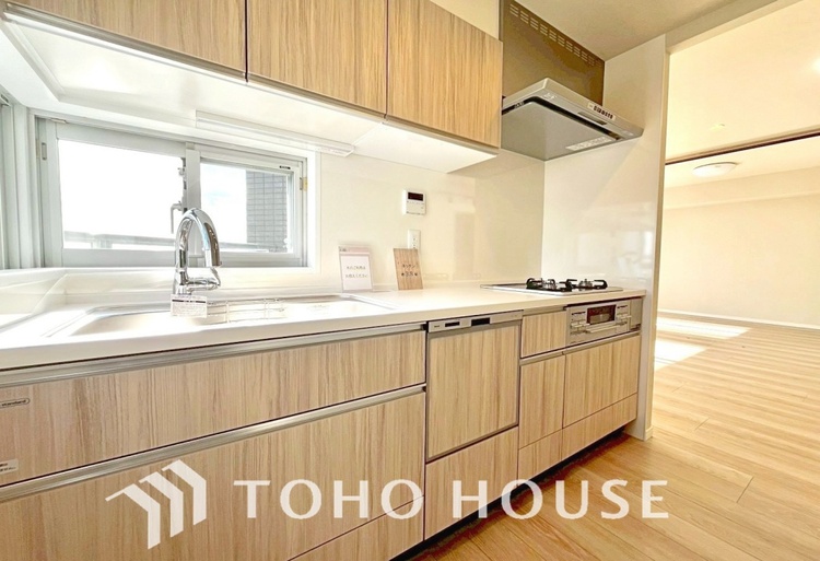 キッチン 手元の収納から、足元の収納までが全てスライド式で、奥のスペースまで有効に活用できます。奥まで上から見渡せるので、たまにしか使わない調理器具もサッと取出せます。