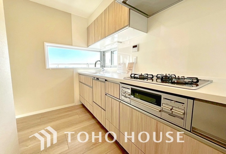 キッチン ◆愛育◆キッチンは家族の絆を育む大切な空間。シンプルで使い易いSystemKitchenで愉しく作る料理は愛情のある美味しいご馳走に。家族で使える広々としたダイニングキッチンです。