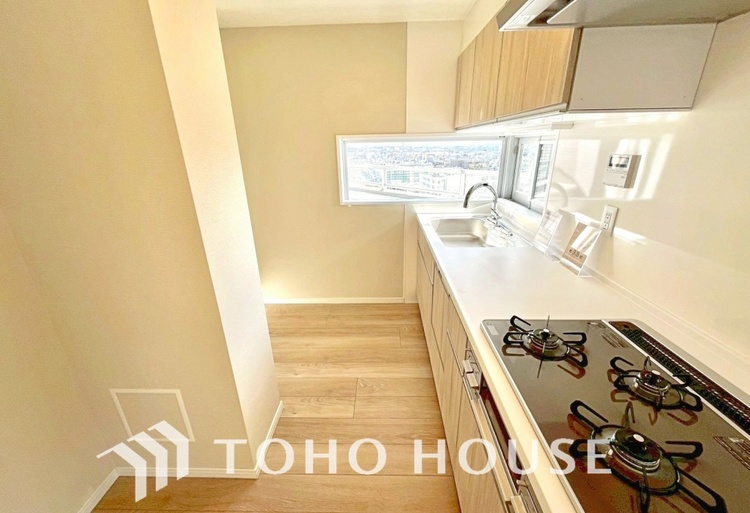 キッチン キッチンは家族の絆を育む大切な空間。シンプルで使い易いシステムキッチンで愉しく作る料理は愛情のある美味しいご馳走に。家族で使えるダイニングキッチンです。