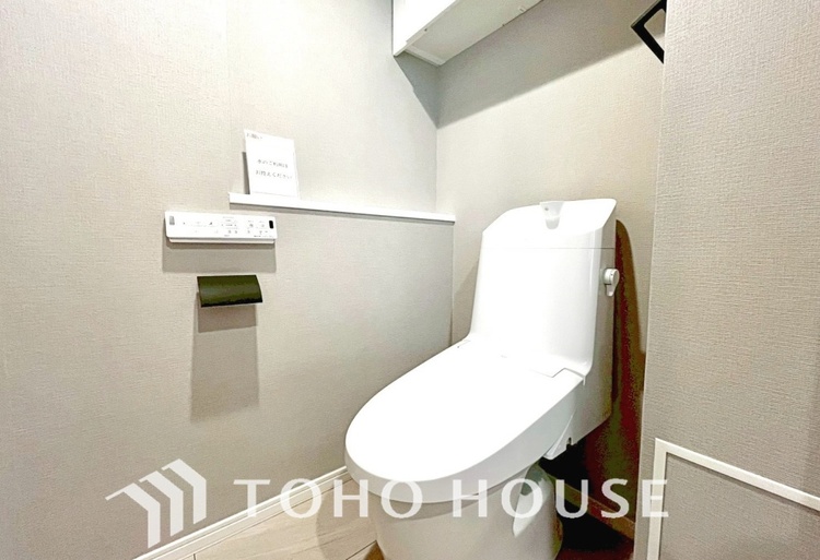 トイレ 清潔感あるホワイト調のクロスと温もり溢れるモダンカラーの床材が見事に調和した本邸宅は、毎日の生活を少しでも快適に過ごして頂ける様に落ち着いた雰囲気作りから行っています。