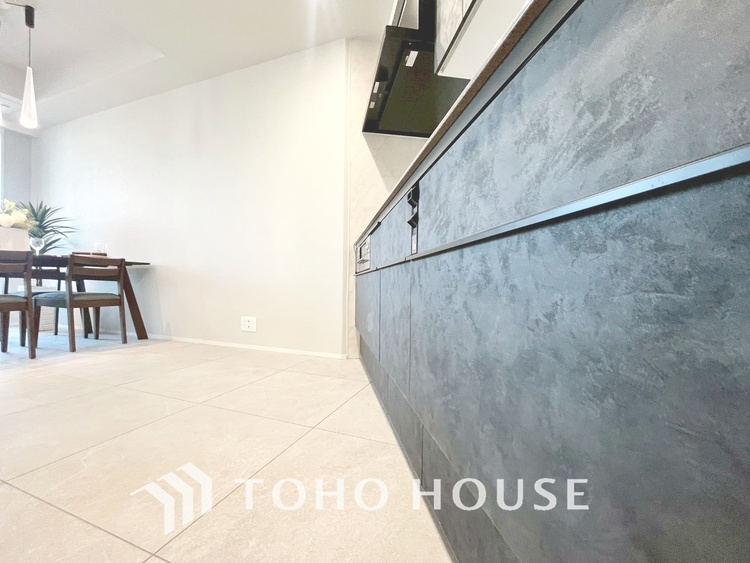 キッチン ◆ワクワク◆開放的で機能性も高いシステムキッチン。お子様は毎日のご飯にワクワク！