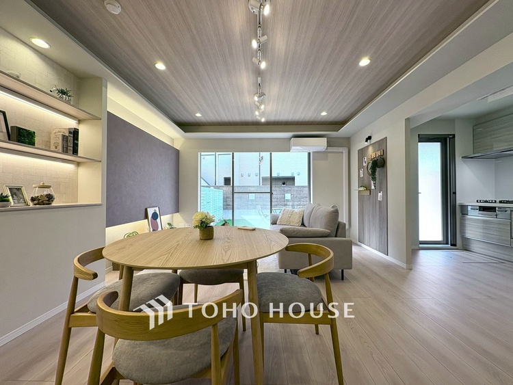 内装 【LIVING】◆陽光◆が差し込む。この開放的なLDKに家族の笑顔が集う。家族が一緒に過ごす空間は明るく、そして居心地よく。